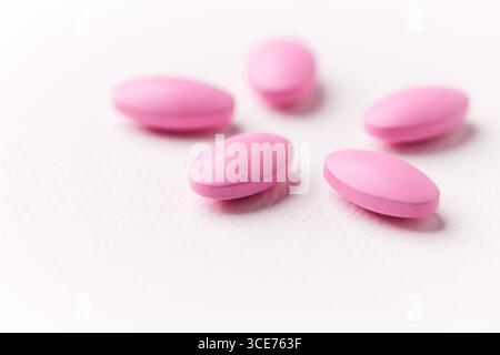 Multivitamintabletten auf hellem Papierhintergrund. Nahaufnahme. Kopierbereich Stockfoto