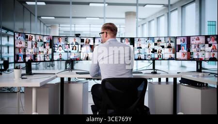 Technisch versierter Business Coach leitet virtuelles Vertriebsgespräch per Videokonferenz. Stockfoto