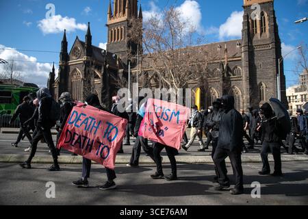 Melbourne, Australien. August 2025. Transgender-Rechte-Demonstranten marschieren, nachdem sie gegen eine Anti-Trans-Kundgebung "Frauen werden sprechen" protestiert haben. Quelle: SOPA Images Limited/Alamy Live News Stockfoto