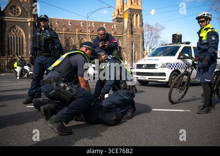 Melbourne, Australien. August 2025. Die Polizei verhaftet Transgender-Rechte-Aktivisten, nachdem sie einen Gegenprotest gegen eine Anti-Trans-Kundgebung „Women will Speak“ inszeniert hatten. Quelle: SOPA Images Limited/Alamy Live News Stockfoto