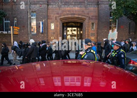 Melbourne, Australien. August 2025. Transgender-Rechte-Demonstranten marschieren, nachdem sie gegen eine Anti-Trans-Kundgebung "Frauen werden sprechen" protestiert haben. Quelle: SOPA Images Limited/Alamy Live News Stockfoto