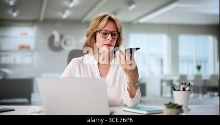 Professionelle Frau, Die Anrufe Und Computeraufgaben Im Home Office Jongliert Stockfoto