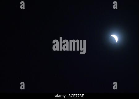 Der Mond befindet sich in seiner wachsenden Halbmondphase und ist am Nachthimmel bei Jupiter und den Zwillingssternen Castor und Pollux sichtbar. Stockfoto