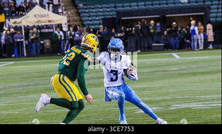 Edmonton, Kanada. August 2025. Edmonton Elks (52) Luke Burton-Krahn in Aktion mit Toronto Argonauts (3) Branden Dozier während der regulären CFL-Saison im Commonwealth Stadium. Endpunktzahl Edmonton Elks (3-7): Toronto Argonauts (2-8) (Foto: Ron Palmer/SOPA Images/SIPA USA) Credit: SIPA USA/Alamy Live News Stockfoto