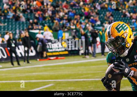 Edmonton, Kanada. August 2025. Edmonton Elks (6) Steven Dunabar Jr wurde in Aktion für einen Touchdown während der regulären CFL-Saison im Commonwealth Stadium gesehen. Endpunktzahl Edmonton Elks (3-7): Toronto Argonauts (2-8) (Foto: Ron Palmer/SOPA Images/SIPA USA) Credit: SIPA USA/Alamy Live News Stockfoto