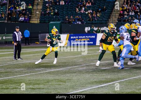 Edmonton, Kanada. August 2025. Edmonton Elks (7) Cody Fajardo in der regulären CFL-Saison im Commonwealth Stadium. Endpunktzahl Edmonton Elks (3-7): Toronto Argonauts (2-8) (Foto: Ron Palmer/SOPA Images/SIPA USA) Credit: SIPA USA/Alamy Live News Stockfoto