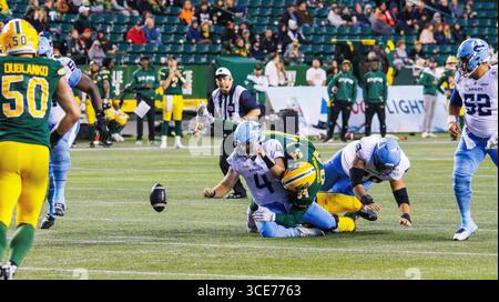 Edmonton, Kanada. August 2025. Edmonton Elks (94) Jake Ceresnaseen in Aktion mit Toronto Argonauts (4) Nick Arbuckle während der regulären CFL-Saison im Commonwealth Stadium. Endpunktzahl Edmonton Elks (3-7): Toronto Argonauts (2-8) (Foto: Ron Palmer/SOPA Images/SIPA USA) Credit: SIPA USA/Alamy Live News Stockfoto
