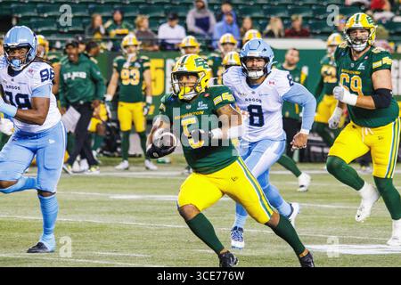Edmonton, Kanada. August 2025. Edmonton Elks (5) Justin Rankin in Aktion mit Toronto Argonauts (8) Cameron Judge während der regulären CFL-Saison im Commonwealth Stadium. Endpunktzahl Edmonton Elks (3-7): Toronto Argonauts (2-8) (Foto: Ron Palmer/SOPA Images/SIPA USA) Credit: SIPA USA/Alamy Live News Stockfoto