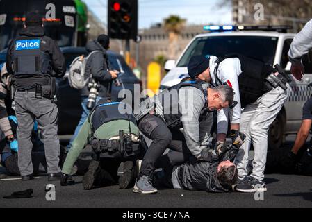 Melbourne, Australien. August 2025. Die Polizei verhaftet Transgender-Rechte-Aktivisten, nachdem sie einen Gegenprotest gegen eine Anti-Trans-Kundgebung „Women will Speak“ inszeniert hatten. (Foto: Jay Kogler/SOPA Images/SIPA USA) Credit: SIPA USA/Alamy Live News Stockfoto