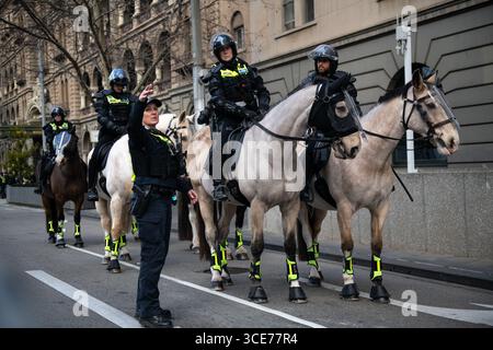 Melbourne, Australien. August 2025. Die Polizei schickt Pferde als Transgender-Rechte-Aktivisten, die gegen eine Anti-Trans-Kundgebung „Frauen werden sprechen“ protestieren. (Foto: Jay Kogler/SOPA Images/SIPA USA) Credit: SIPA USA/Alamy Live News Stockfoto