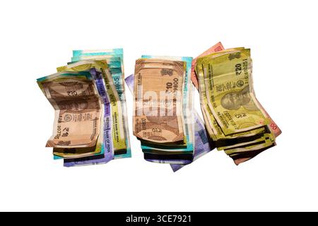 Eine Aufnahme von mehreren Stückelungen indischer Rupien. Schließen Sie indisches Geld. Neue indische Währungsscheine. 10, 20, 50, 100 Indische Rupie-Banknoten. Zahlung in bar Stockfoto