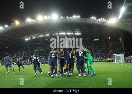 PSG-Spieler feiern am 13. August 2025 2025 das Fußballspiel zwischen Paris Saint Germain und Tottenham Hotspur im Friaul-Stadion in Udine (Italien). Stockfoto