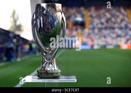 Die Trophäe des UEFA Supercup wird vor dem UEFA Supercup-Finale 2025 zwischen Paris Saint-Germain FC und Tottenham Hotspur FC im Stadio Friaul am 13. August 2025 in Udine, Italien, ausgestellt. Stockfoto