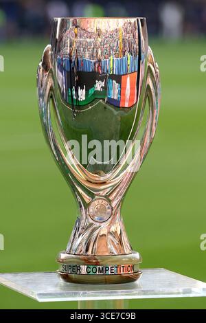 Die Trophäe des UEFA Supercup wird vor dem UEFA Supercup-Finale 2025 zwischen Paris Saint-Germain FC und Tottenham Hotspur FC im Stadio Friaul am 13. August 2025 in Udine, Italien, ausgestellt. Stockfoto