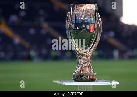 Die Trophäe des UEFA Supercup wird vor dem UEFA Supercup-Finale 2025 zwischen Paris Saint-Germain FC und Tottenham Hotspur FC im Stadio Friaul am 13. August 2025 in Udine, Italien, ausgestellt. Stockfoto