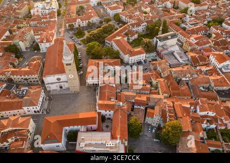 Aus der Vogelperspektive auf die Altstadt von Koper bei Sonnenaufgang, Adriaküste Sloweniens Stockfoto