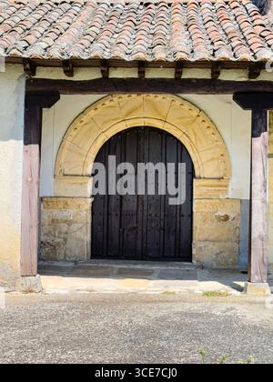 Rustikaler Bogengang der Nuestra Sra de la Natividad in Paramo de Boedo mit Holz- und Steindetails Stockfoto