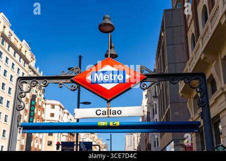 Madrid, Spanien, 26. Juli 2025: U-Bahn-Station Callao im Zentrum von Madrid mit einem alten Stil aus dem frühen 19. Jahrhundert Stockfoto