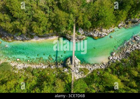 Eine Hängebrücke überspannt das smaragdgrüne Wasser des Flusses Soca in Slowenien Stockfoto
