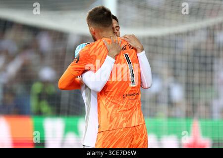 Rodrigo Bentancur von Tottenham Hotspur FC trifft Guglielmo Vicario von Tottenham Hotspur FC während des UEFA Supercup-Finales 2025 zwischen Paris Saint-Germain FC und Tottenham Hotspur FC im Stadio Friaul am 13. August 2025 in Udine, Italien. Stockfoto