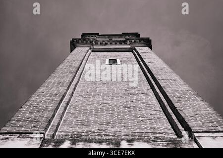 Blick nach oben auf einen historischen Backsteinturm in Lozzo di Cadore, Italien Stockfoto