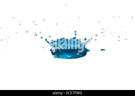 Nahaufnahme von Wassertropfen, farbenfrohen Wassertropfen Spritzen, Wassertropfen isoliert auf weißem Hintergrund Stockfoto