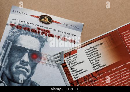 Das Terminator-DVD-Cover mit sichtbarer Besetzungsliste mit Arnold Schwarzenegger, Linda Hamilton und Michael Biehn isoliert auf hellem Hintergrund Stockfoto