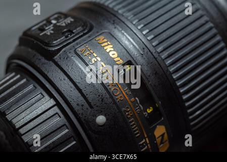Nahaufnahme eines 28-mm-Kameraobjektivs der Serie 1,8 G von Nikon in Belgrad, Serbien am 12. November 2024 Stockfoto