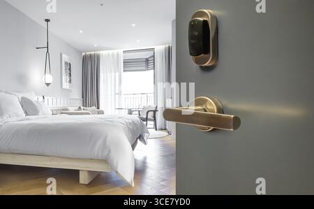 Hotelzimmer oder Appartementeingang mit Kartenschloss auf hellem Innenhintergrund Stockfoto