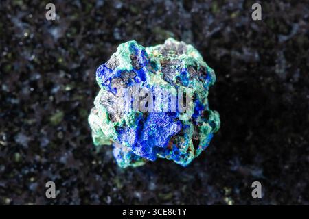 Probe von ungeschnittenem Azurit und Malachitmineral auf schwarzem Granithintergrund aus nächster Nähe Stockfoto