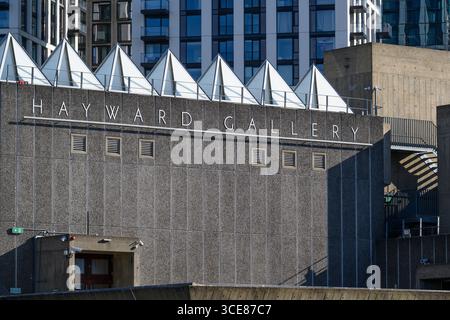 Außenansicht der Hayward Gallery von der Waterloo Bridge aus. Die Hayward Gallery ist Teil des größeren Southbank Centre, einem Komplex künstlerischer Kunst Stockfoto