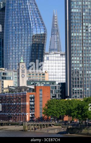 Wolkenkratzer von links nach rechts: 1 Blackfriars, The Shard und der Southbank Tower. Der OXO-Turm ist im Vordergrund zu sehen. 1 Blackfriars, London, Stockfoto