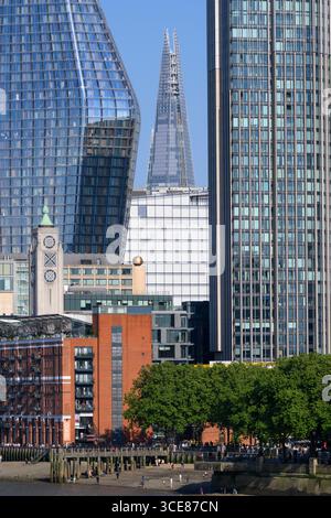 Wolkenkratzer von links nach rechts: 1 Blackfriars, The Shard und der Southbank Tower. Der OXO-Turm ist im Vordergrund zu sehen. 1 Blackfriars, London, Stockfoto