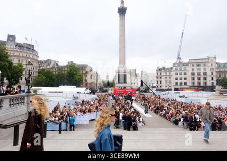 Trafalgar Square, London, Großbritannien. August 2025. Topshop Topman, Catwalk Show Trafalgar Square, Herbst Winter 2025, mit Topshop zurück auf die Hauptstraße. Quelle: Matthew Chattle/Alamy Live News Stockfoto