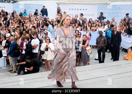 Trafalgar Square, London, Großbritannien. August 2025. Topshop Topman, Catwalk Show Trafalgar Square, Herbst Winter 2025, mit Topshop zurück auf die Hauptstraße. Quelle: Matthew Chattle/Alamy Live News Stockfoto