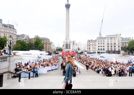 Trafalgar Square, London, Großbritannien. August 2025. Topshop Topman, Catwalk Show Trafalgar Square, Herbst Winter 2025, mit Topshop zurück auf die Hauptstraße. Quelle: Matthew Chattle/Alamy Live News Stockfoto