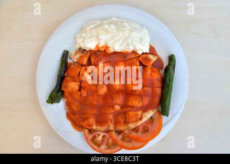 Traditioneller türkischer iskender-Döner in Kupferplatte Stockfoto
