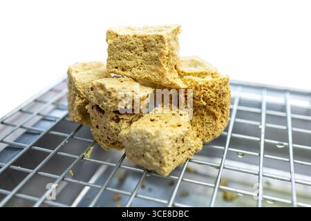 Gestanzt von Fried Tofu auf dem Grill Thai Street Food auf weiß isoliert. Stockfoto