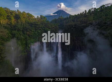 Tumpak Sewu Wasserfall mit Mount Semeru im Hintergrund, Ost-Java, Indonesien. Stockfoto