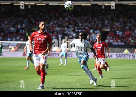 Bristol, England. August 2025. Zak Vyner und Tyreece Campbell während der Sky Bet EFL Championship zwischen Bristol City und Charlton Athletic in Ashton Gate, Bristol. Kyle Andrews/Alamy Live News Stockfoto
