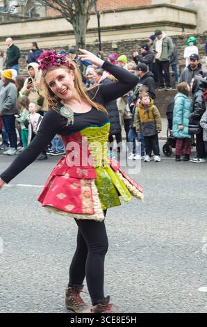 Belfast Co. Antrim Nordirland 17. März 2025 - Frau in schickem Kleid unterhält die Menschenmassen bei der St. Patrick's Day Parade in Belfast Stockfoto