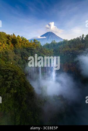 Tumpak Sewu Wasserfall mit Mount Semeru im Hintergrund, Ost-Java, Indonesien. Stockfoto
