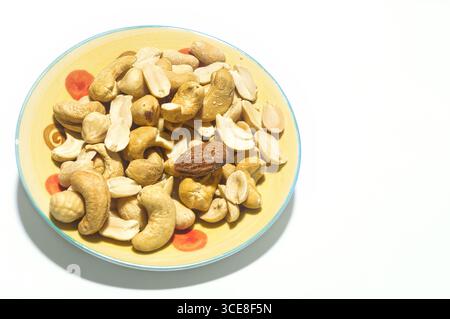 Gemischte Nüsse und getrocknete Früchte auf einem kleinen Teller. Stockfoto