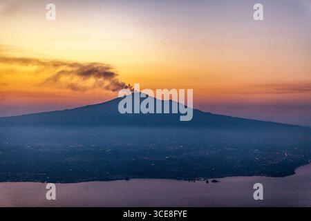 Abendansicht aus dem Flugzeugfenster des Ätna, Sizilien Stockfoto