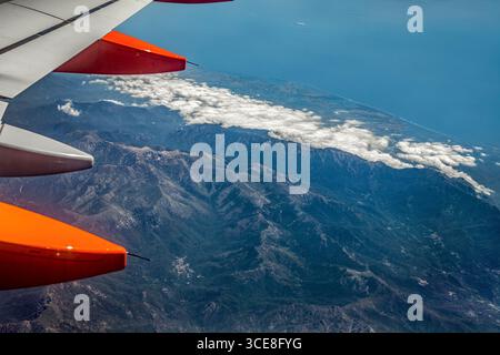 Blick auf bergiges Gelände beim Überfliegen Siziliens Stockfoto