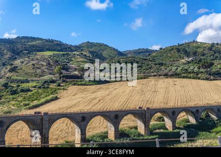 Alte Eisenbahnviadukt in Trapani, Sizilien Stockfoto