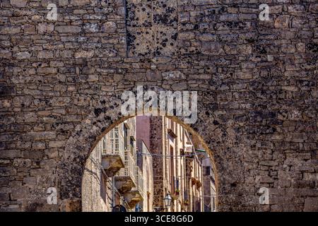 Blick durch ein steinernes Tor auf eine Straße im historischen Zentrum von Erice, Sizilien Stockfoto