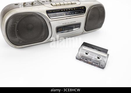 Ein Vintage-Audio-Player Kassette Retro-Radio altes Musikgerät Nostalgie-Technologie tragbare Stereo-klassische Sound-analoge Geräte, die isoliert veraltet sind Stockfoto