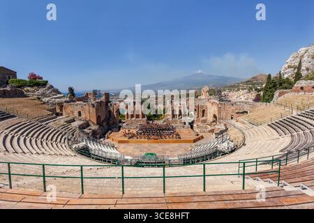 Blick auf den Ätna vom antiken Theater von Taormina, Sizilien Stockfoto