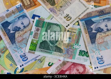 Eine Flat Lay-Komposition aus bulgarischen Lew- und Euro-Banknoten Stockfoto